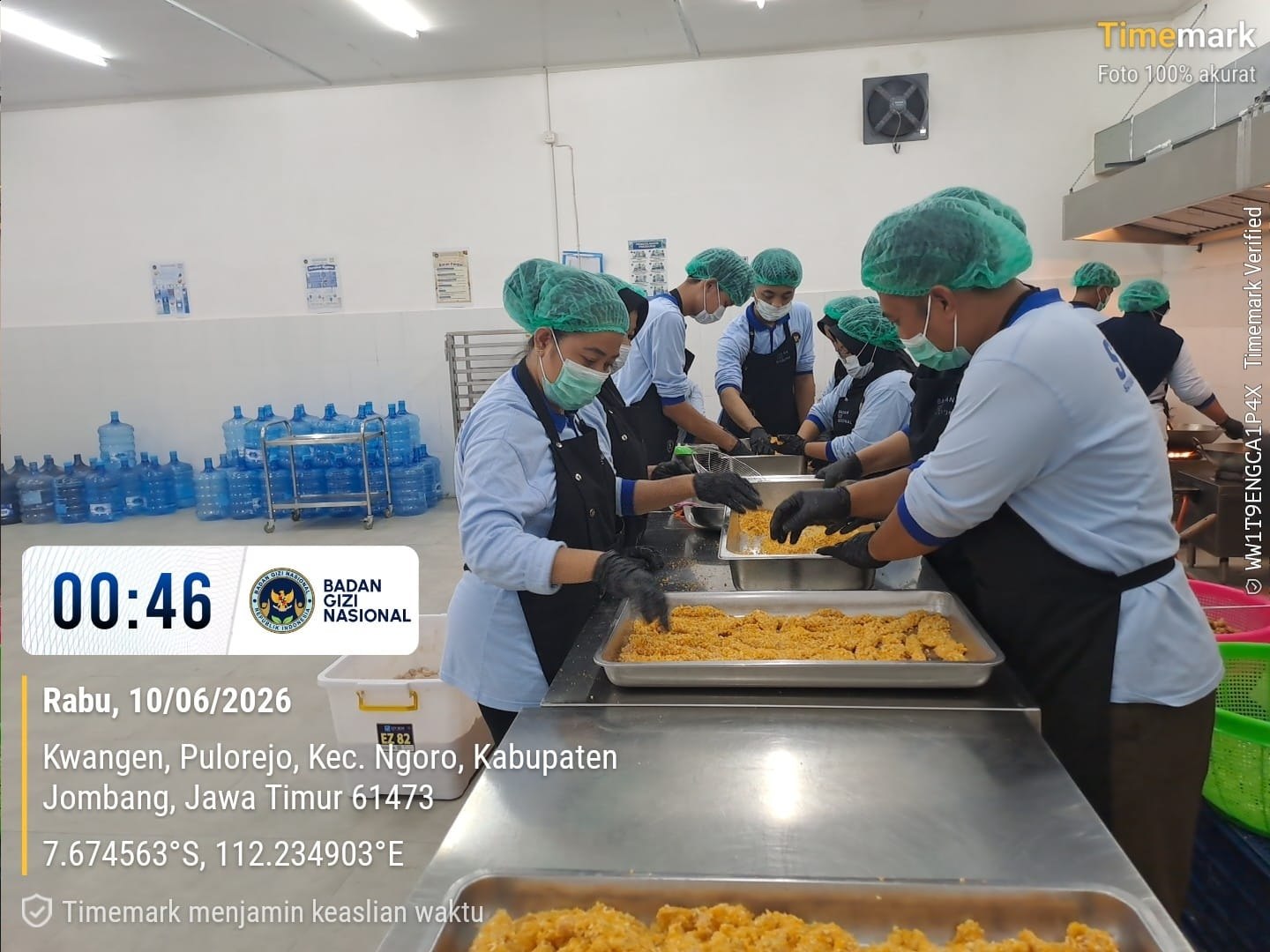 Pengemasan makanan ke dalam kotak siap distribusi