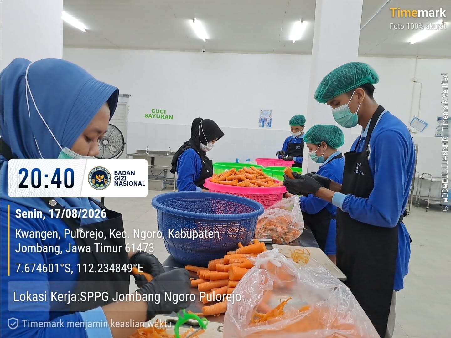 Proses memasak menu bergizi di dapur produksi