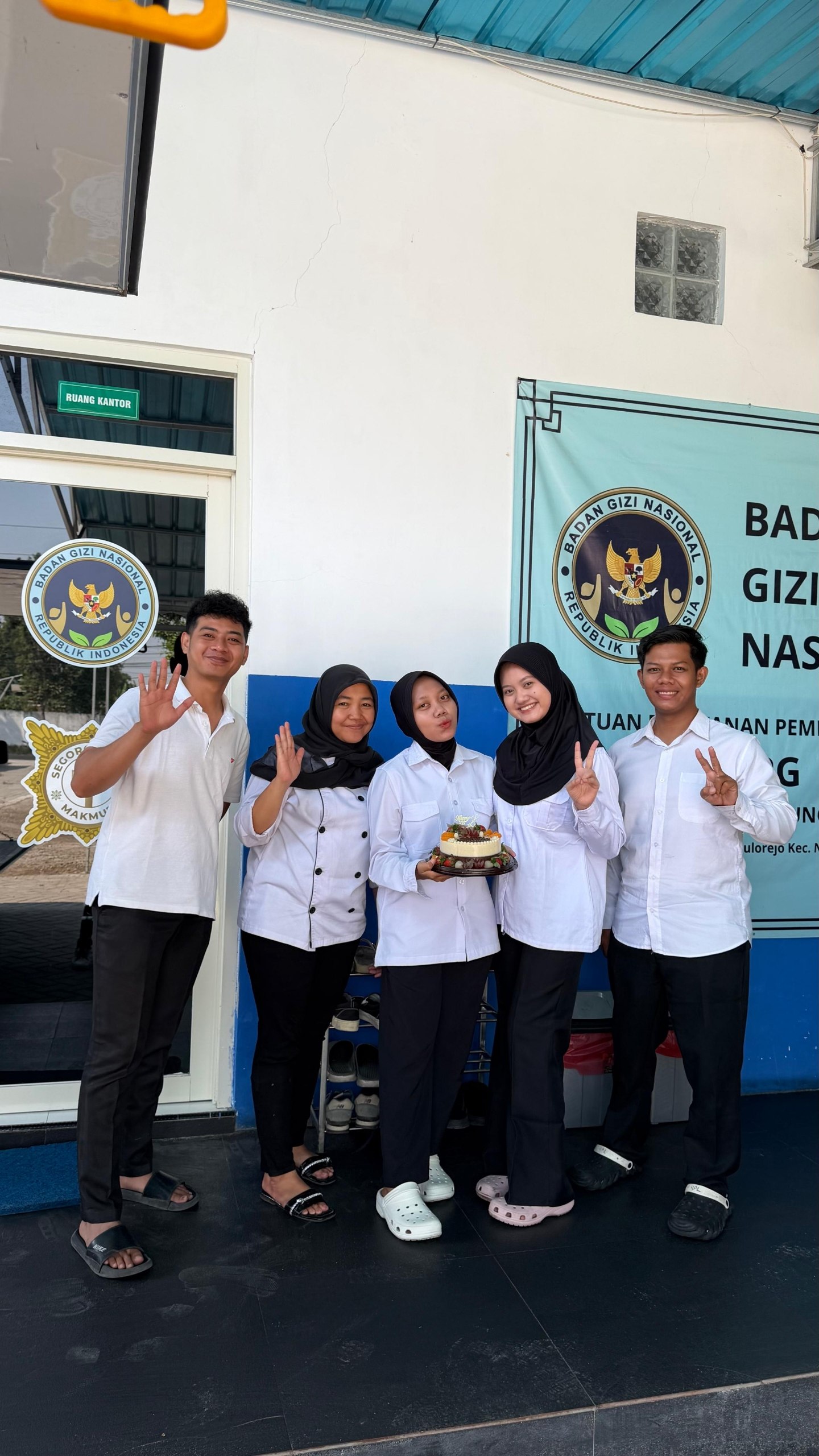 Tim dapur SPPG menyiapkan makanan bergizi